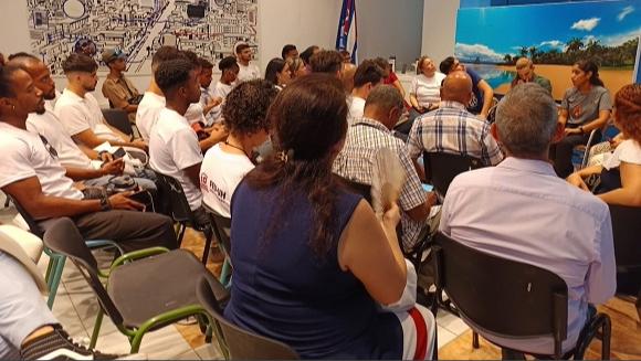 Estudiantes escogidos por la FEU reunidos con directivos de ETECSA.