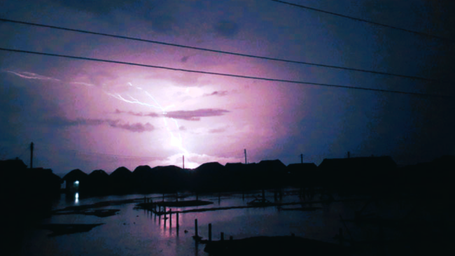 Descargas eléctricas en el cielo.
