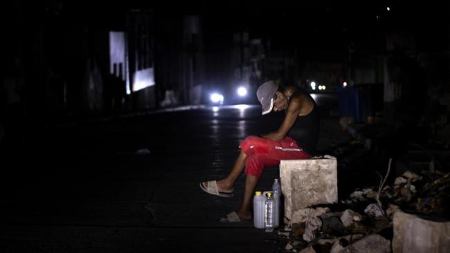 Una calle a oscuras durante un apagón en Cuba.