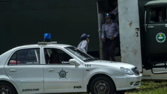 Agentes represivos del régimen cubano.