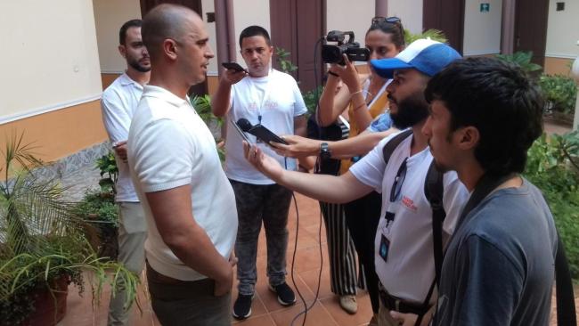 Yoandy Riverón González con periodistas.