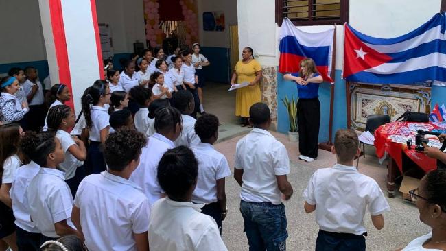 Charla en una escuela cubana de representantes del Centro Internacional de Niños Artek, de Rusia. 