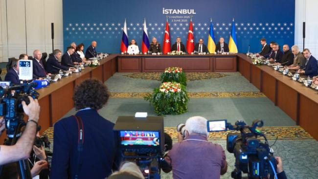 Delegaciones de Rusia y Ucrania en Estambul.