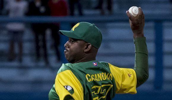 El pitcher cubano Erlys Casanova.