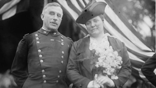 Leonard Wood, médico y gobernador de Ocupación, y su esposa.