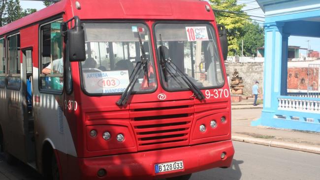 Un ómnibus urbano en Artemisa.