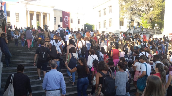 Estudiantes cubanos en la escalinata de la Universidad de La Habana.