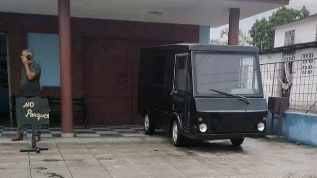 Carro eléctrico fúnebre operativo en el Cotorro, La Habana.
