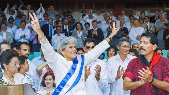 Violeta Chamorro al asumir la Presidencia de Nicaragua, de manos de un derrotado Daniel Ortega.