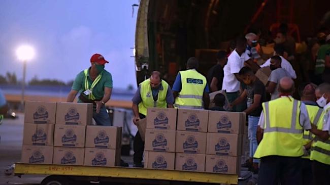 Descarga de donaciones internacionales en el aeropuerto de La Habana.