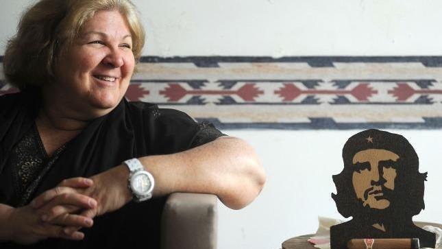 Aleida Guevara junto a una imagen en madera de su padre.