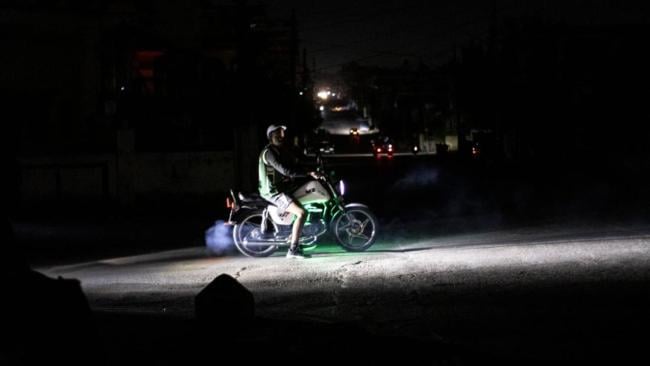 Un motorista en medio de un apagón en La Habana.