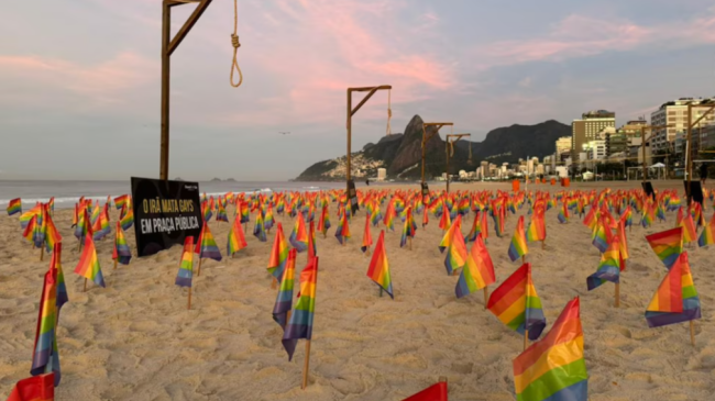 Banderas LGBT y horcas en la arena de la playa de Ipanema, en Rio de Janeiro, en protesta contra la presencia de Irán en la cumbre de los BRICS.