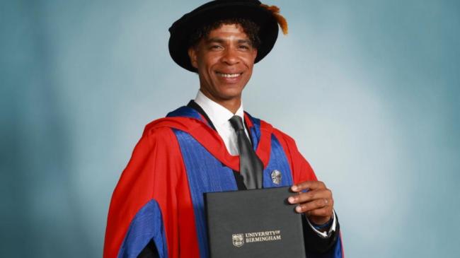Carlos Acosta posa con el título honorífico de la Universidad de Birmingham.