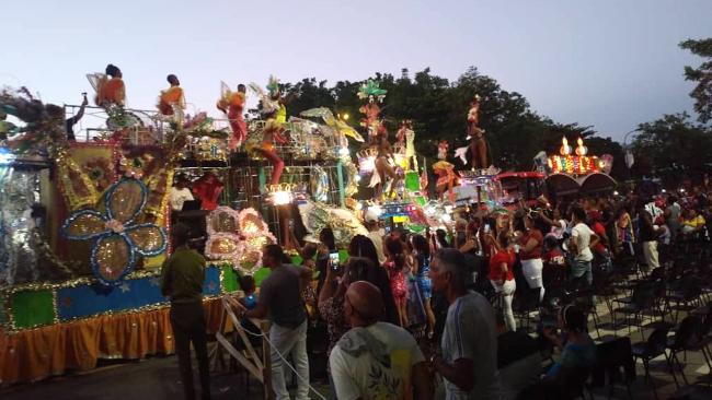 Una carroza en el carnaval de Santiago de Cuba.