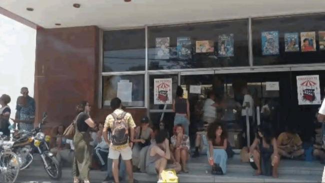 Estudiantes de la EICTV frente al cine Acapulco, en La Habana.