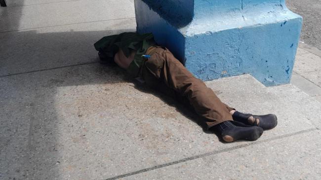 Una persona durmiendo en la calle en Cuba.