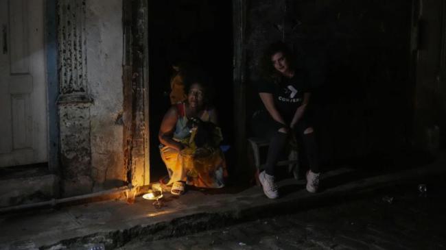 Cubanas durante un apagón.