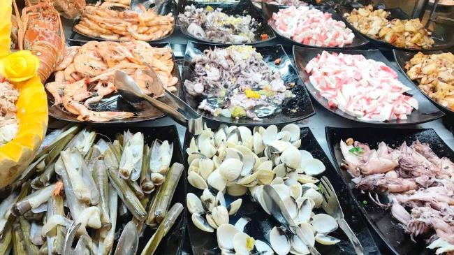Abundancia de pescados y mariscos en la mesa bufet de Iberostar Selection Varadero.