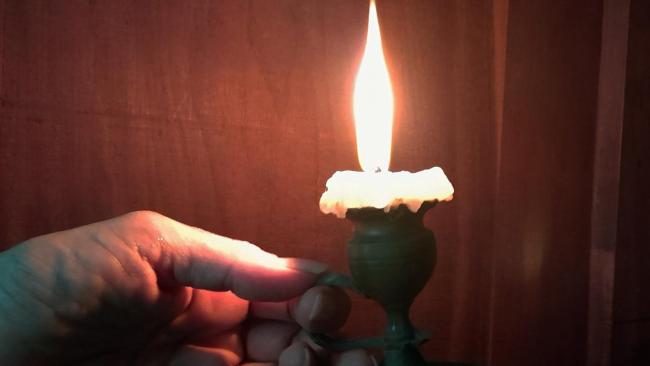 Un candelabro durante un apagón en Cuba.