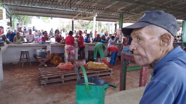 Venta de papas racionadas en Santiago de Cuba.