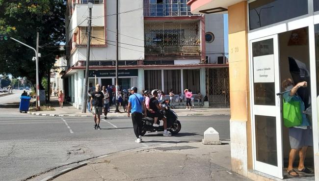 Cola en un banco en La Habana.
