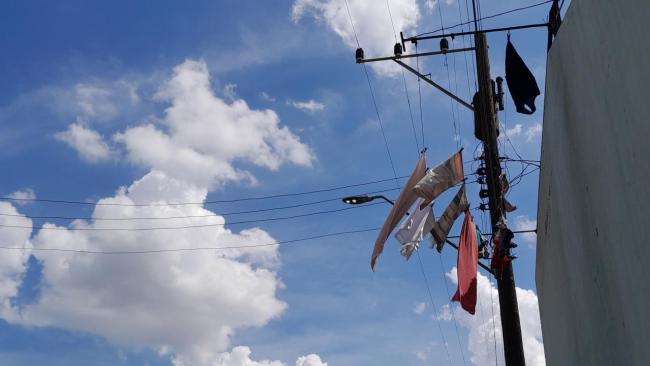 Ropa colgada en un tendido eléctrico en Cuba.