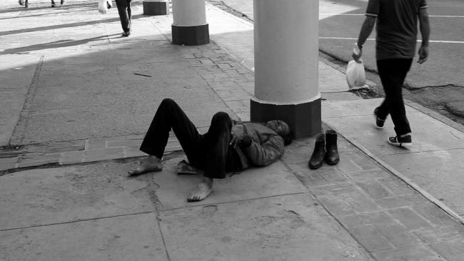 Un cubano durmiendo en la calle en La Habana.
