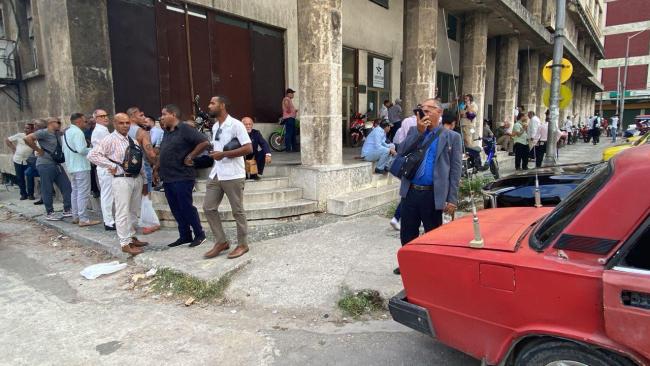 Masones reunidos en las afueras de la Gran Logia de Cuba, en La Habana, el domingo 6 de julio.
