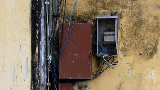 Un metrocontador en una vivienda en Cuba.