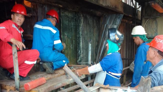 Trabajadores ocupados en el mantenimiento de la Termoeléctrica Antonio Guiteras.