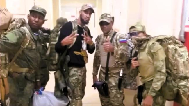 Cubanos reclutados por el Ejército ruso para pelear en Ucrania. 