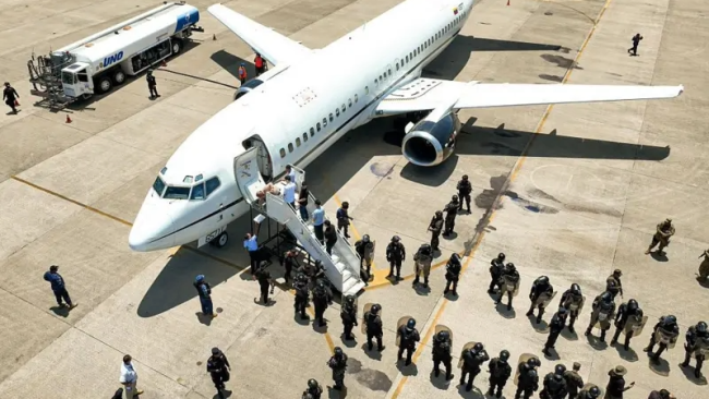 Avión con prisioneros venezolanos enviados desde El Salvador.
