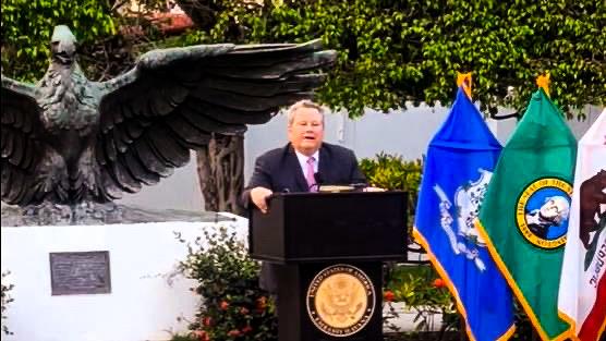 Mike Hammer en la recepción en La Habana por el Día de la Independencia de EEUU.
