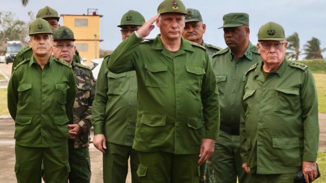 Miguel Díaz-Canel junto a Álvaro López Miera (izq.). Detrás, Lázaro Alberto Álvarez Casas.