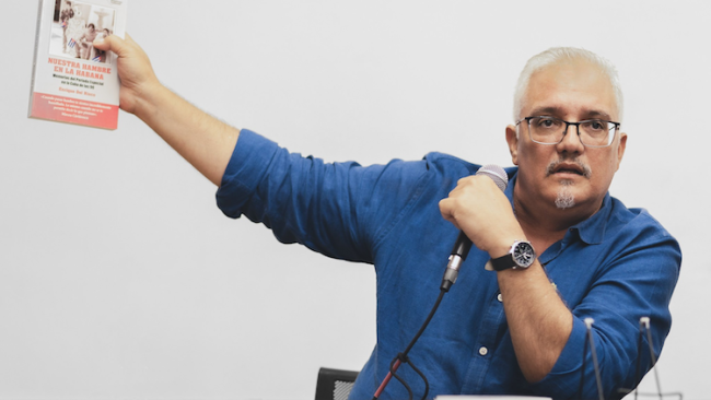 Enrique del Risco en la presentación de 'Nuestra hambre en La Habana' en Miami.