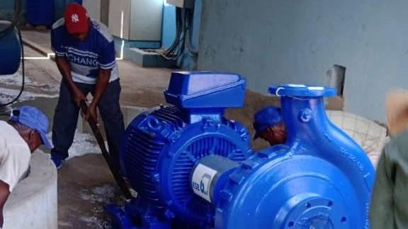 Instalación de uno de los equipos de bombeo.