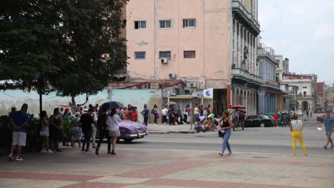Cubanos haciendo cola en las inmediaciones de la Embajada de España en La Habana.