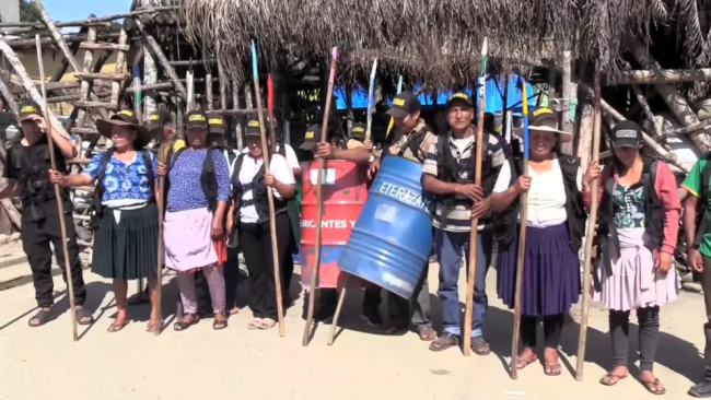 Personas con estacadas, escudos y lanzas protegen el fortín de Evo Morales.