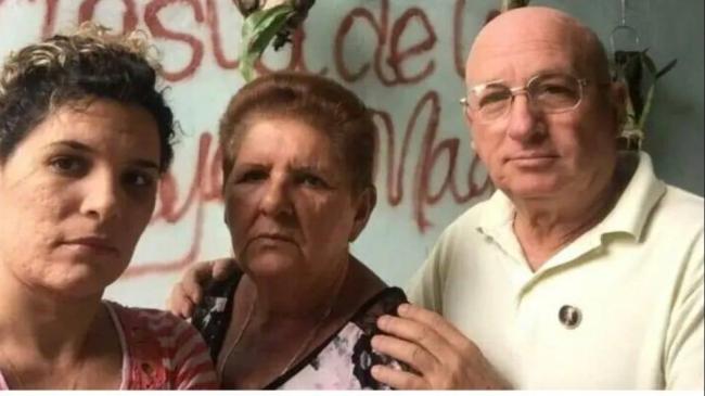 Félix Navarro junto a su esposa Sonia Álvarez y su hija Sayli Navarro. 