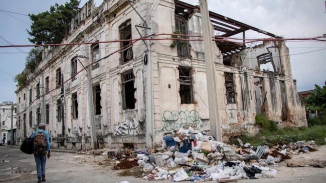 Un edificio en ruinas en Cuba.