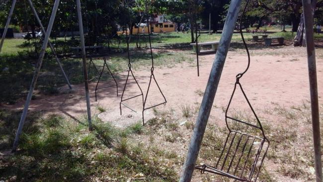 Columpios rotos en un parque infantil en ruinas en La Habana.