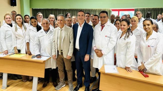 Roberto Occhiuto, presidente de la región italiana de Calabria, con médicos cubanos. 
