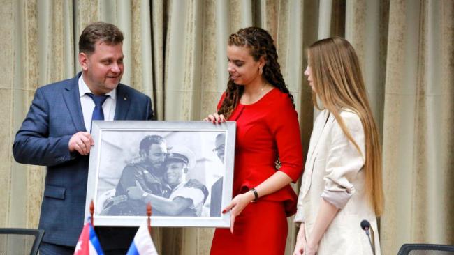 La primera secreta de la UJC recibe un obsequio en el Foro Juvenil Cuba-Rusia.