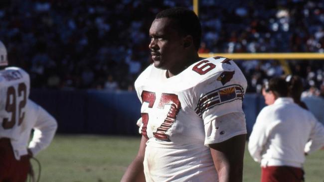 El cubano Luis Sharpe, exestelar de los Cardinals de la NFL.