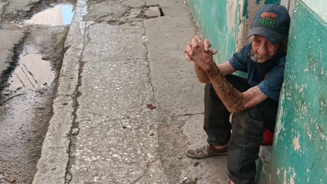 Un anciano en una calle de Cuba.