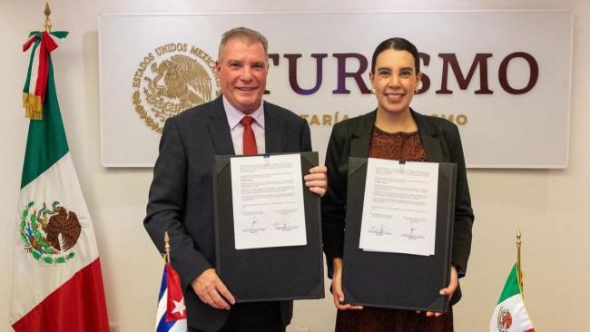 El ministro de Turismo de Cuba, Juan Carlos García Granda, y la secretaria de Turismo de México, Josefina Rodríguez, durante la firma del acueerdo.