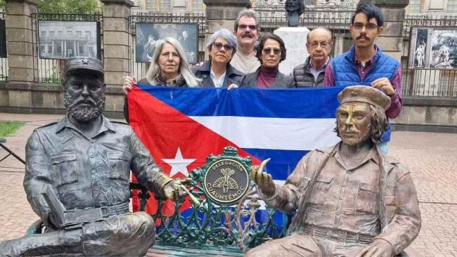 Cubanos afines al régimen junto al monumento a Fidel Castro y Ernesto Guevara.