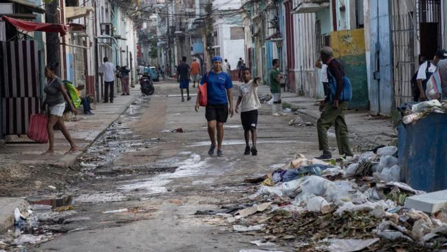Basura acumulada en una calle de Cuba.