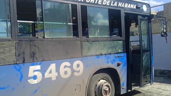 Ómnibus agredido.